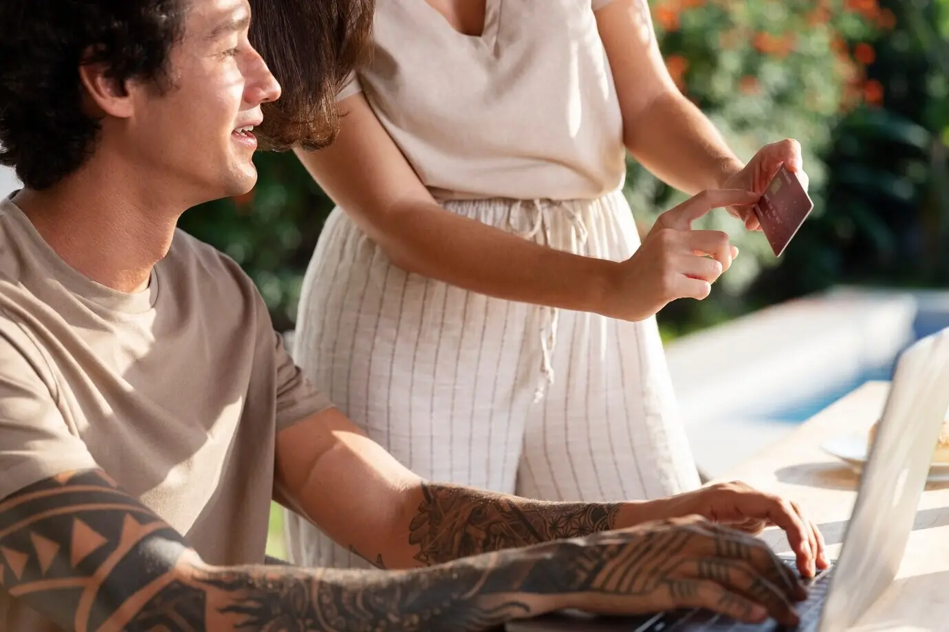 Nahaufnahme einer Person beim Online-Shopping.